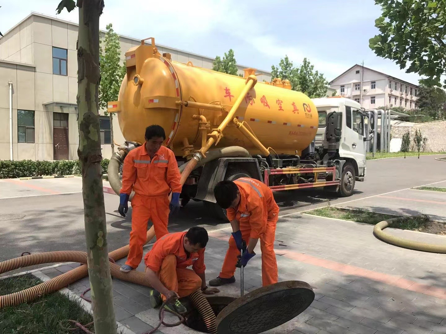 弋江管道疏通车停在窨井附近