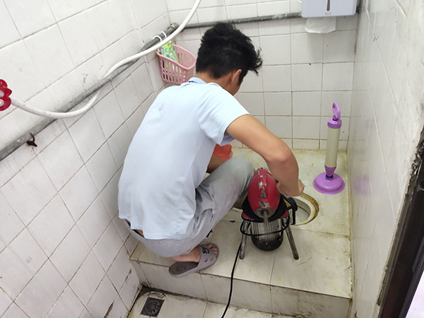 弋江管道堵塞冒臭气 专业师傅现场解决问题
