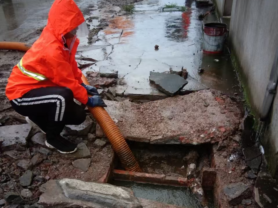 弋江专业清理污水池 炜誉市政以规范流程守护城市 “肠道”